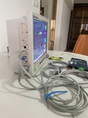 Φορητό Μόνιτορ Ασθενών 5 Παραμέτρων με 16 Γλώσσες και 1 Έτος Εγγύηση για Μονάδα Εντατικής Θεραπείας (ΜΕΘ) Νοσοκομείου και Επείγοντα Περιστατικά