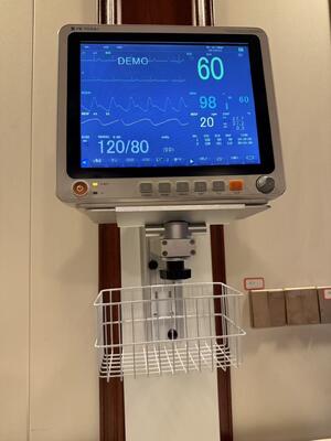 Ρυθμιζόμενο καθ' ύψος μεταλλικό επιτοίχιο στήριγμα για νοσοκομειακή οθόνη ασθενούς