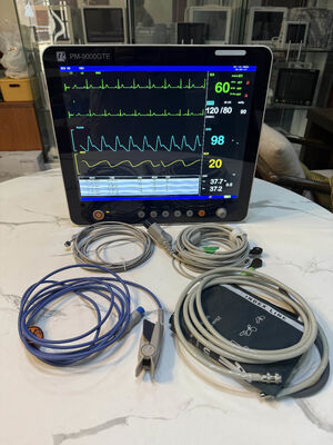 Φορητή 15 ιντσών έγχρωμη οθόνη LCD με πολλαπλές παραμέτρους Παρακολούθηση ασθενούς με τροχόσπιτο / τοίχο που τοποθετείται στη θήκη και 5 KG ελαφρύ σχέδιο